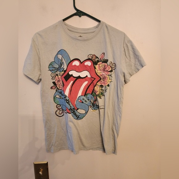 the Rolling Stones Tops - Rolling Stones LIPS & ROSES Women's retro Concert T-Shirt size medium